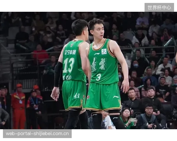 裁判需根据“湿球黑球温度”决定是否执行降温暂停，以保障球员健康并控制比赛节奏。